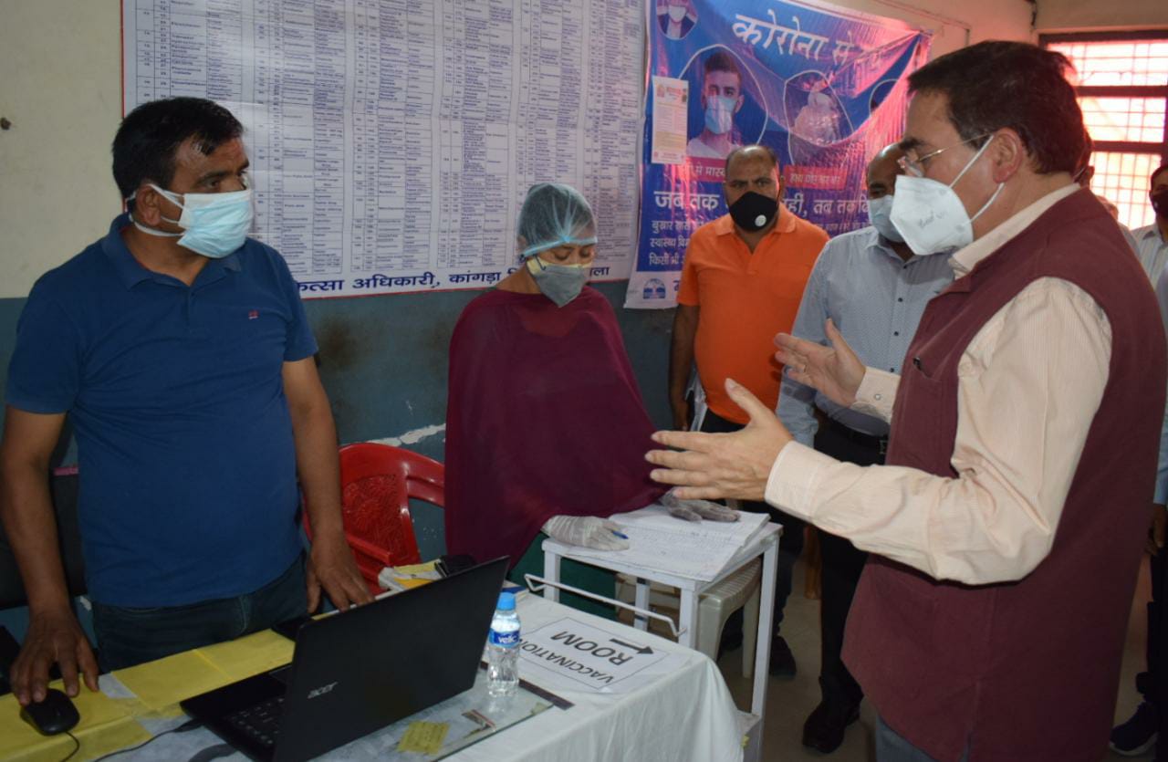 vipin-singh-parmar-inspects-the-civil-hospital-bhawarna