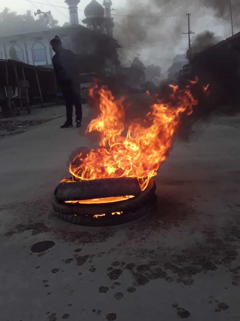 আমগুৰিৰ সদাব্যস্ত নামতি চাৰিআলিত টায়াৰ জ্বলাই কৃষি আইন বাতিলৰ দাবীৰে প্ৰতিবাদ সাব্যস্ত কৰিলে সংগঠনটোৱে