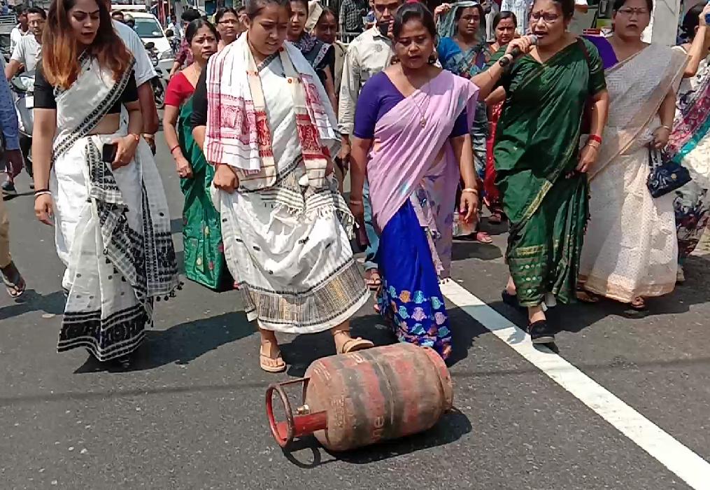 নিৰ্বাচনী প্ৰচাৰৰ মাজতে অংকিতা দত্তৰ ব্যতিক্ৰমী প্ৰতিবাদ