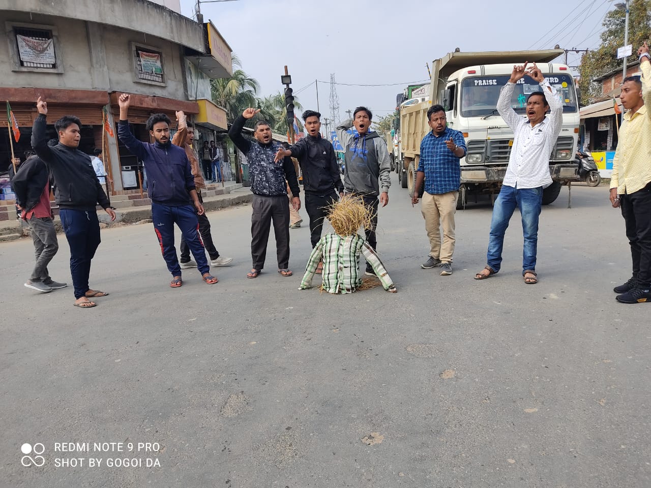 হিমন্ত বিশ্ব শৰ্মা আৰু সোণোৱালৰ প্ৰতিকৃতি দাহ