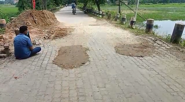 Individual protest of journalists in Nagaon, demanding repair of roads