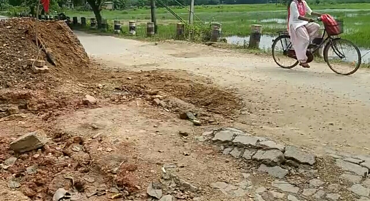 Individual protest of journalists in Nagaon, demanding repair of roads