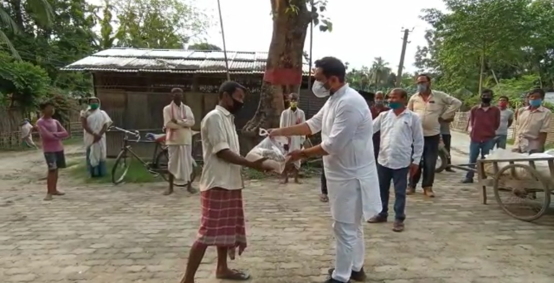 ক’ভিডত আক্ৰান্তৰ পৰিয়ালক খাদ্য সামগ্ৰীৰ যোগান লাহৰীঘাটৰ বিধায়কৰ