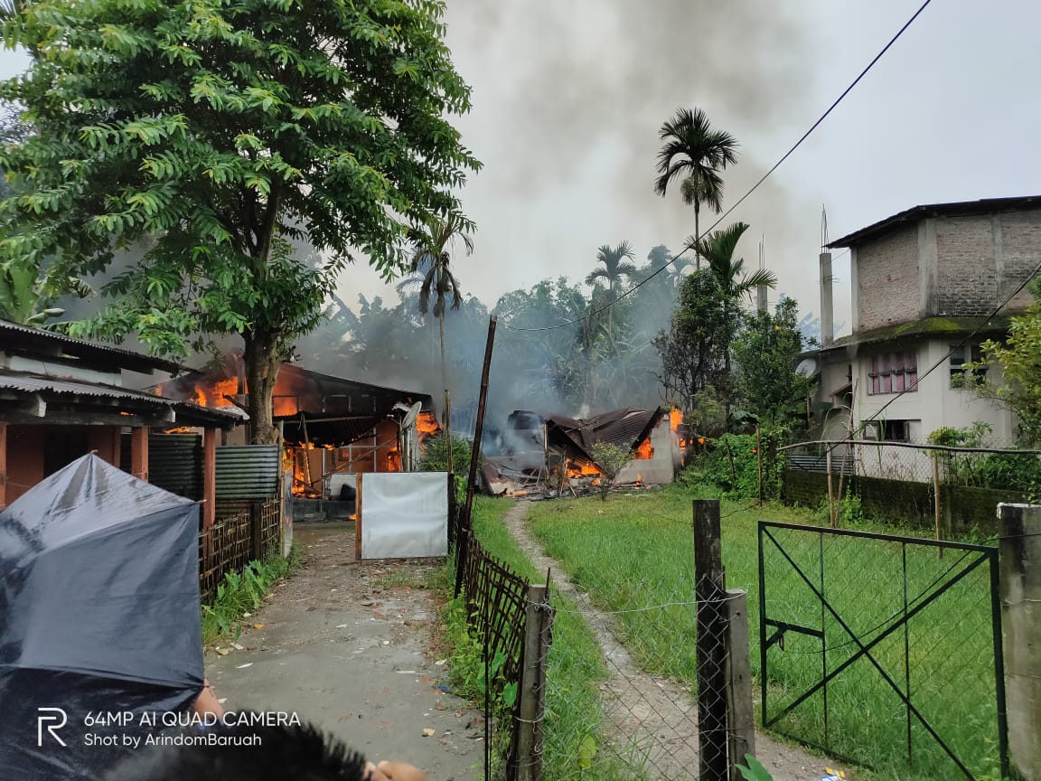 ডিব্ৰুগড়ত ভয়াবহ অগ্নিকাণ্ড;নিমিষতে ছাঁই তিনিটা আৱাসগৃহ