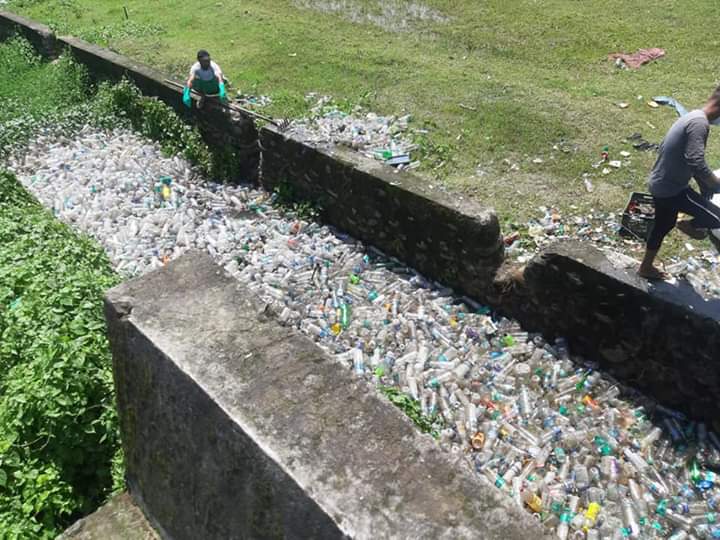 ডিব্ৰুগড়ত জল নিষ্কাষন নলাত প্লাষ্টিক বটলৰ আৱৰ্জনা