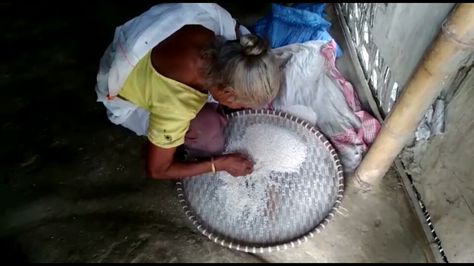 সন্তানৰ অৱহেলাত দুৰ্বিষহ জীৱন বৃদ্ধা দম্পতীৰ