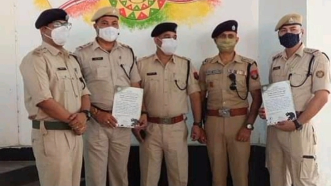 two-police-officers-rewarded-for-controlling-rhino-poachers