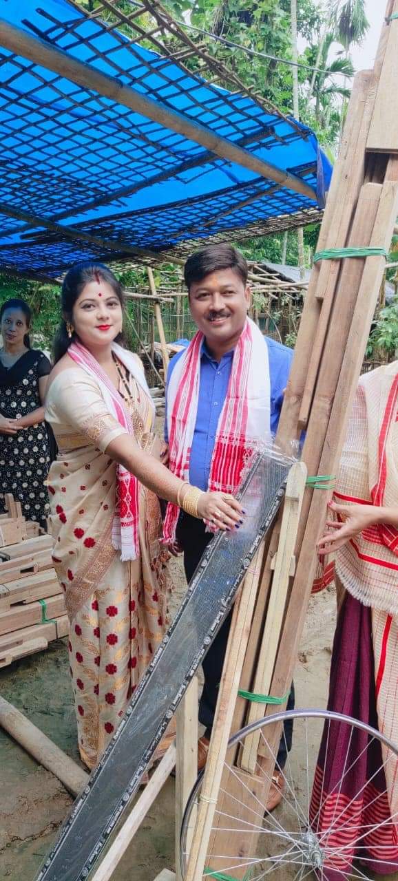 MLA Chakradhar Gogoi of Moran gave weaving goods to weaver