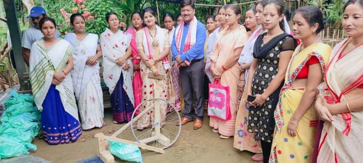 MLA Chakradhar Gogoi of Moran gave weaving goods to weaver