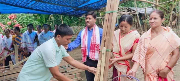 MLA Chakradhar Gogoi of Moran gave weaving goods to weaver