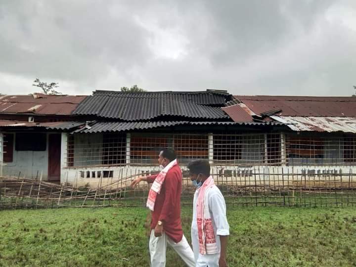 বিদ্যালয়ে বিদ্যালয়ে ঘূৰিছে ৰাজ্যিক মন্ত্ৰী যোগেন মহন