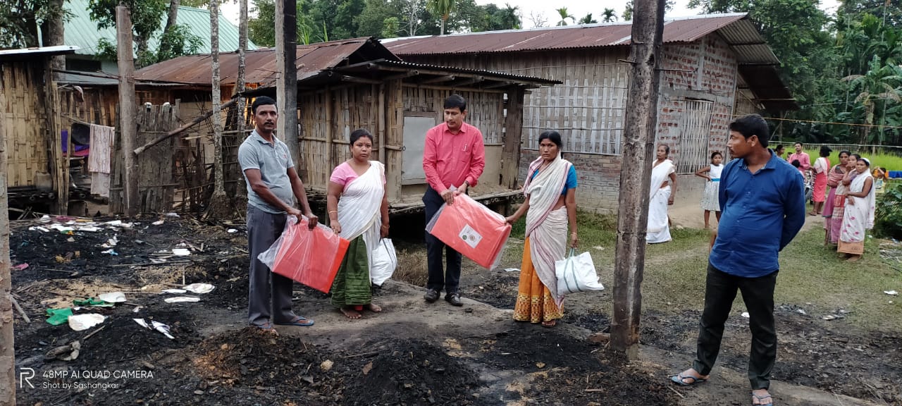 খাদ্য সামগ্ৰী যোগান ধৰিলে অনুসূচিত জাতি মৰ্চাৰ অধ্যক্ষ অসীম হাজৰিকাই