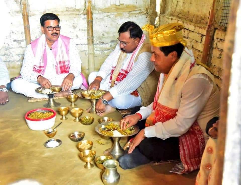 দুপৰীয়াৰ আহাৰ গ্ৰহণেৰে নিৰ্বাচনী ৰনডংকা বজালে মুখ্যমন্ত্ৰী সৰ্বানন্দ সোণোৱালে