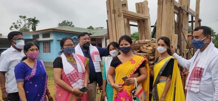 minister jogen mohan distributed loom among weave