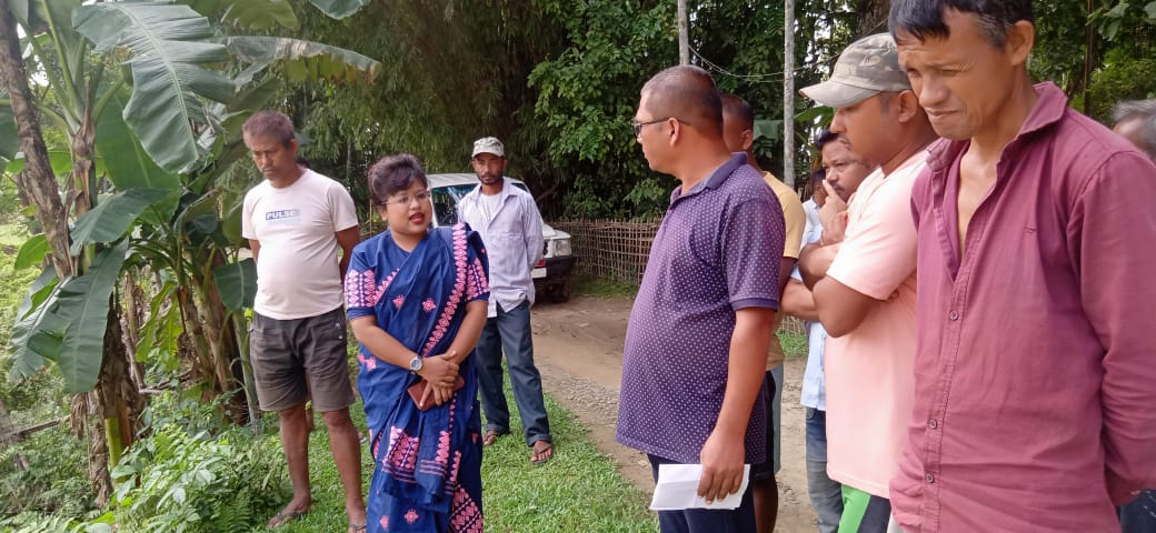 Circle officer of Moran visited erosion place of Khowang