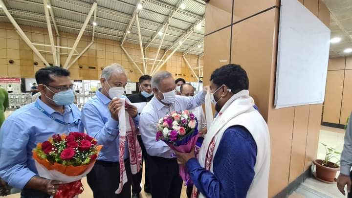 Well wisher and officials welcomes Minister Rameshwar Teli at Dibrugarh Airport