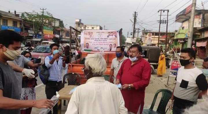 মুখত মাস্ক অবিহনেই ৰাজপথত মাস্ক বিতৰণ মন্ত্ৰী যোগেন মহনৰ