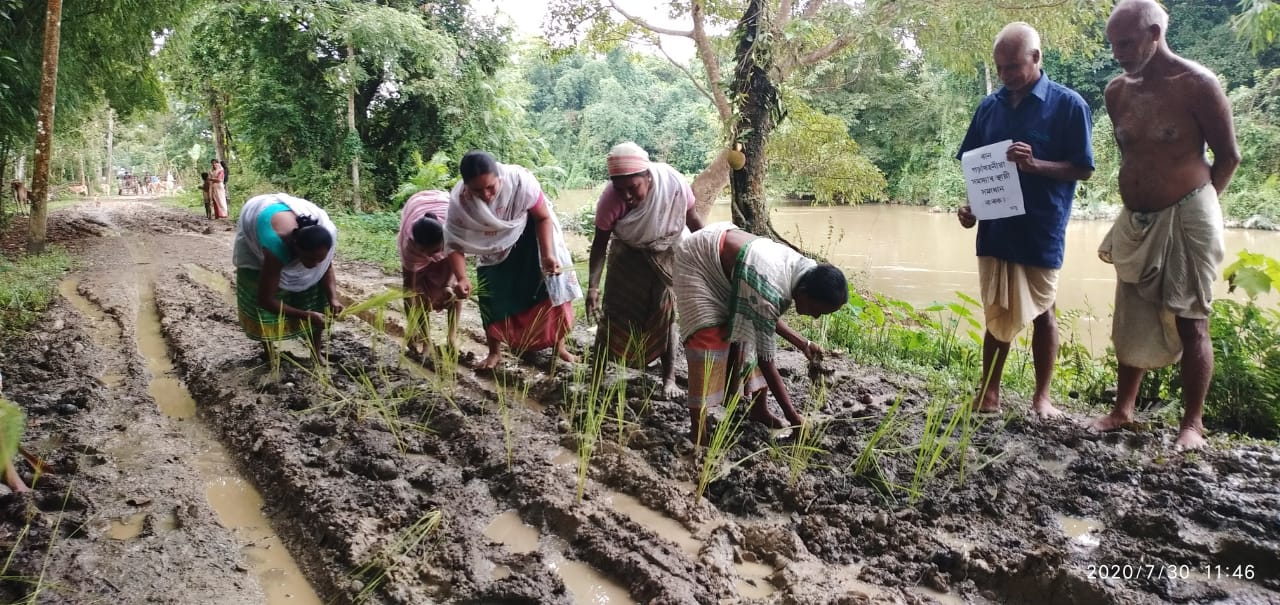 জৰাজীৰ্ণ পথত ভূঁ‌ই ৰুলে ৰাইজে