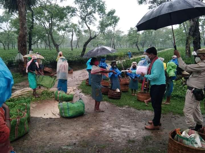 MLA Chakradhar Gogoi distributes mask among tea estates labours