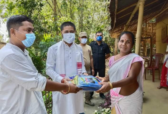 টেঙাখাতত ধুমুহাত ক্ষতিগ্ৰস্ত হোৱা পৰিয়ালক সাহাষ্য অসম জাতীয় পৰিষদৰ