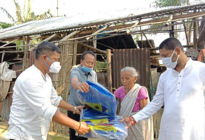 টেঙাখাতত ধুমুহাত ক্ষতিগ্ৰস্ত হোৱা পৰিয়ালক সাহাষ্য অসম জাতীয় পৰিষদৰ