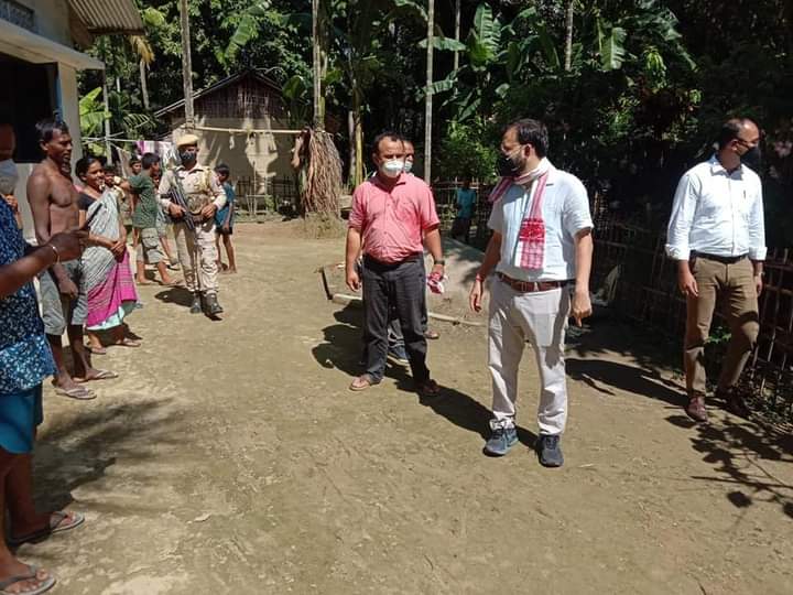 ডিব্ৰুগড়ৰ লেজাইত বহু ব্যক্তিৰ ঘৰত নিজেই টেপ খুলি পানী খালে উপায়ুক্তই