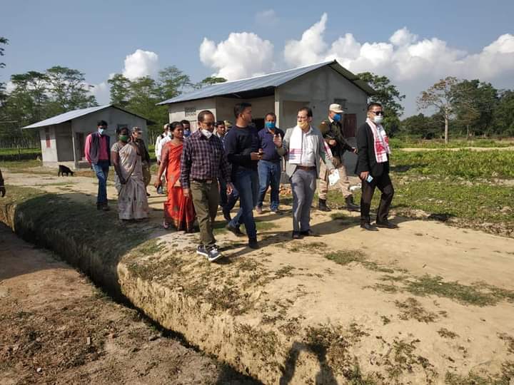 লেঙেৰীজান চাহ বাগানত নিৰ্মীয়মান আৱাসিক কলনী পৰিদৰ্শন জিলা উপায়ুক্তৰ