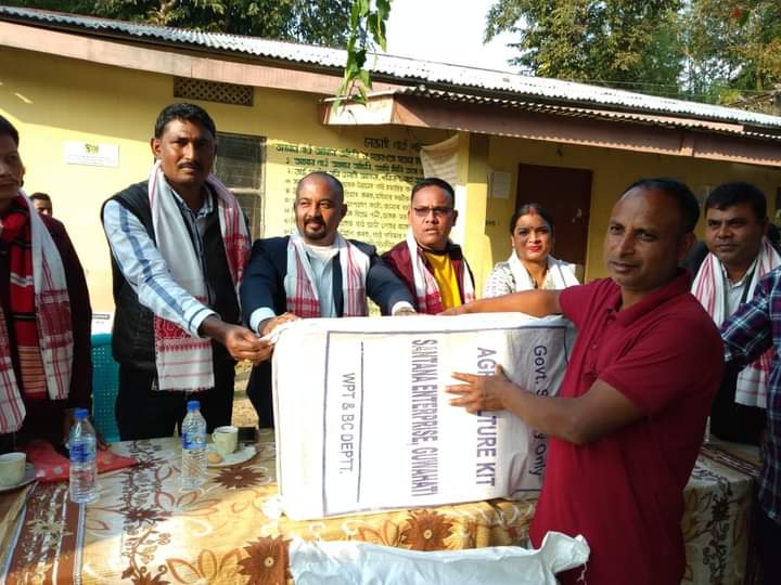 মৰাণৰ লেজাইত অনুসূচীত জাতি উন্নয়ন বৰ্ডৰ হিতাধিকাৰী মাজত সামগ্ৰী বিতৰণ