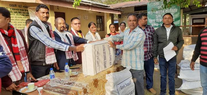 মৰাণৰ লেজাইত অনুসূচীত জাতি উন্নয়ন বৰ্ডৰ হিতাধিকাৰী মাজত সামগ্ৰী বিতৰণ