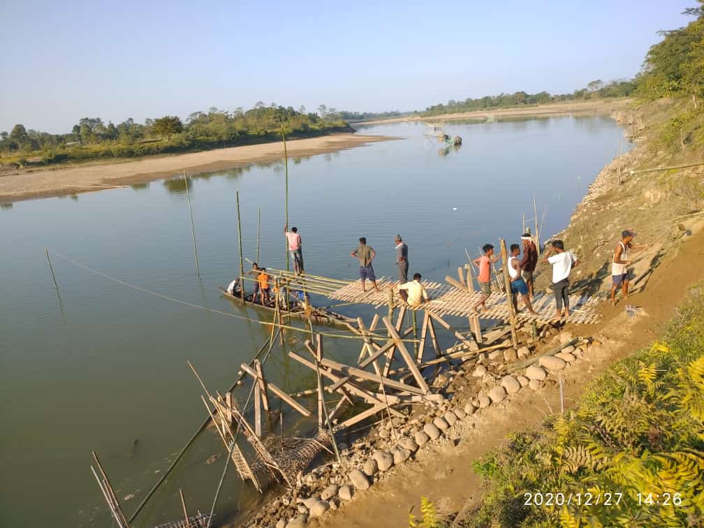 বুঢ়ীদিহিং নদীৰ ওপৰত পূৰ্ণ গতিত চলিছে চেচুঘাটত দলং নিৰ্মাণৰ কাম