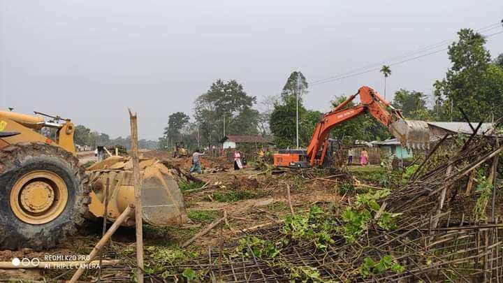 ডিব্ৰুগড়ত চাৰিলেনযুক্ত ৰাষ্ট্ৰীয় ঘাইপথৰ নিৰ্মাণকাৰ্যৰ অগ্ৰগতি পৰিদৰ্শন উপায়ুক্ত সুশান্ত কুমাৰ দত্তৰ