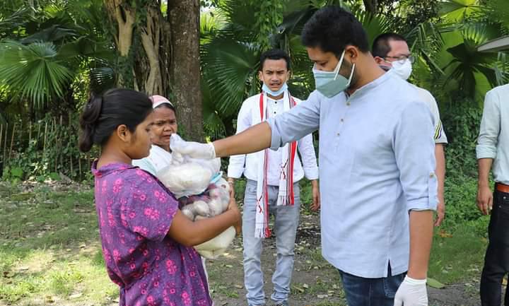 president of AJP comes to help quarantine people of Namrup assam etv bharat news