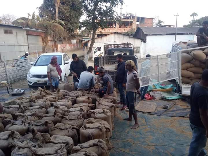 খোৱাঙঘাটৰ ধান ক্ৰয় কেন্দ্ৰক ৰাইজৰ ব্যাপক সহাঁৰি