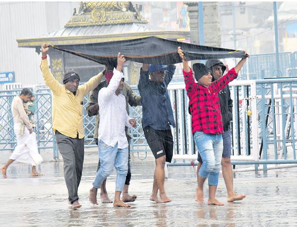 मैंडूस के कारण भारी बारिश