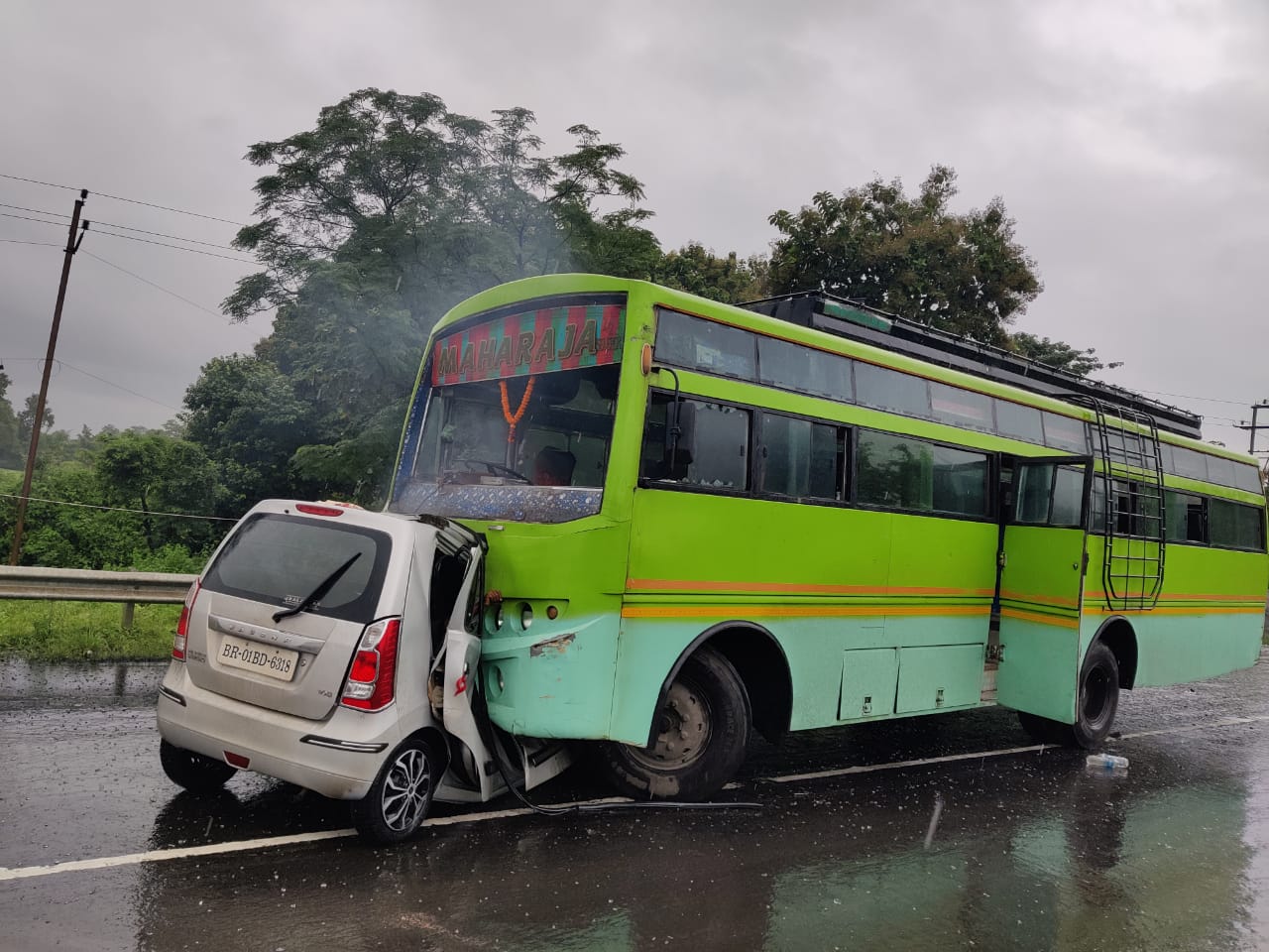 Massive collision between bus and ca