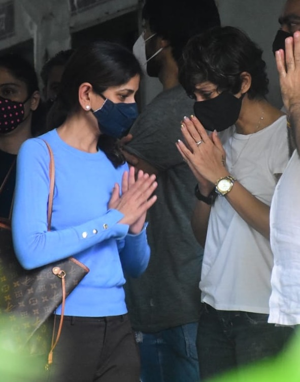 Mandira Bedi, family and friends grieving at Raj Kaushal's funeral on June 30 in Mumbai