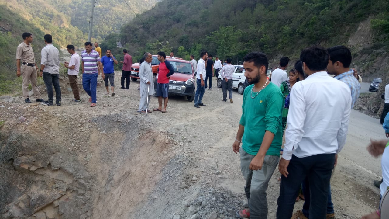 car accident in dharampur mandi