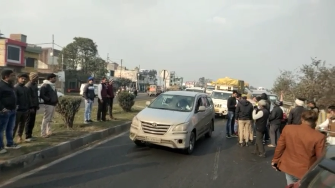 priyanka gandhi visit rampur, car collided in amroha