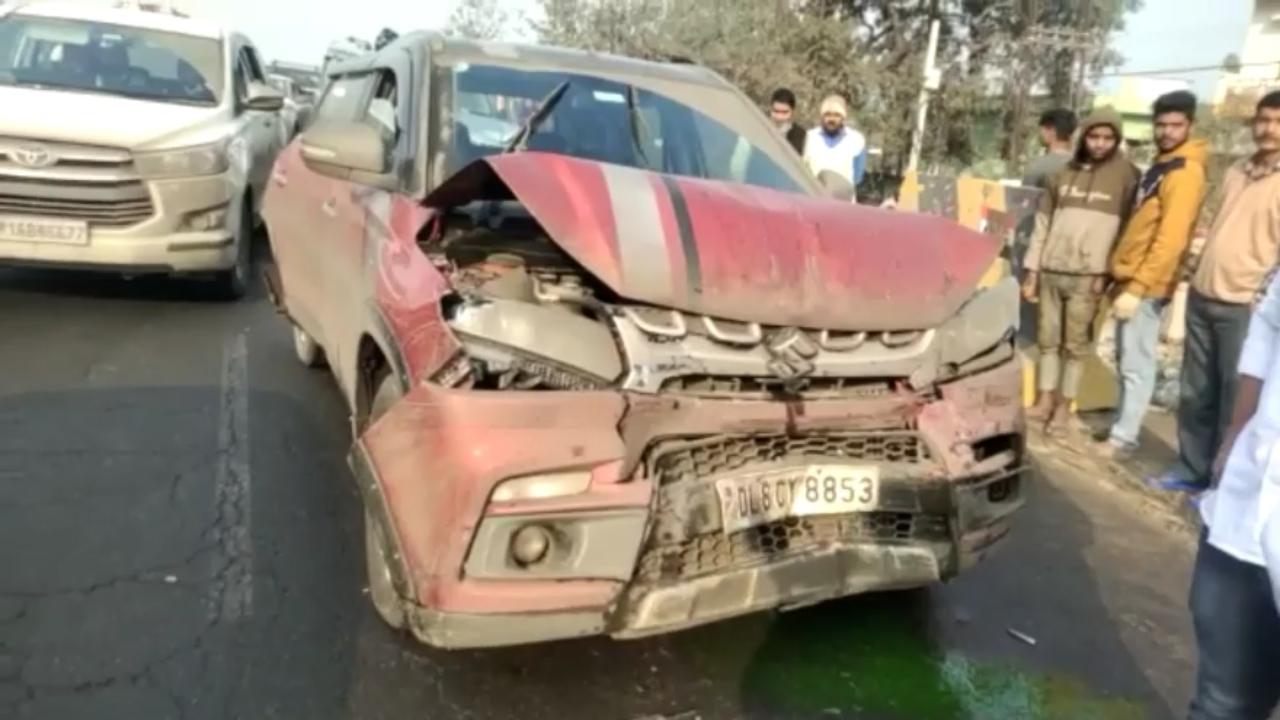 priyanka gandhi visit rampur, car collided in amroha