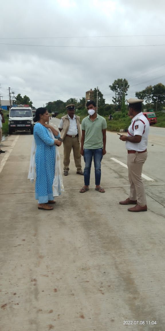 ಸಂಚಾರಿ ಪೊಲೀಸರು ಭೇಟಿ ನೀಡಿ ಪರಿಶೀಲನೆ ನಡೆಸುತ್ತಿರುವುದು