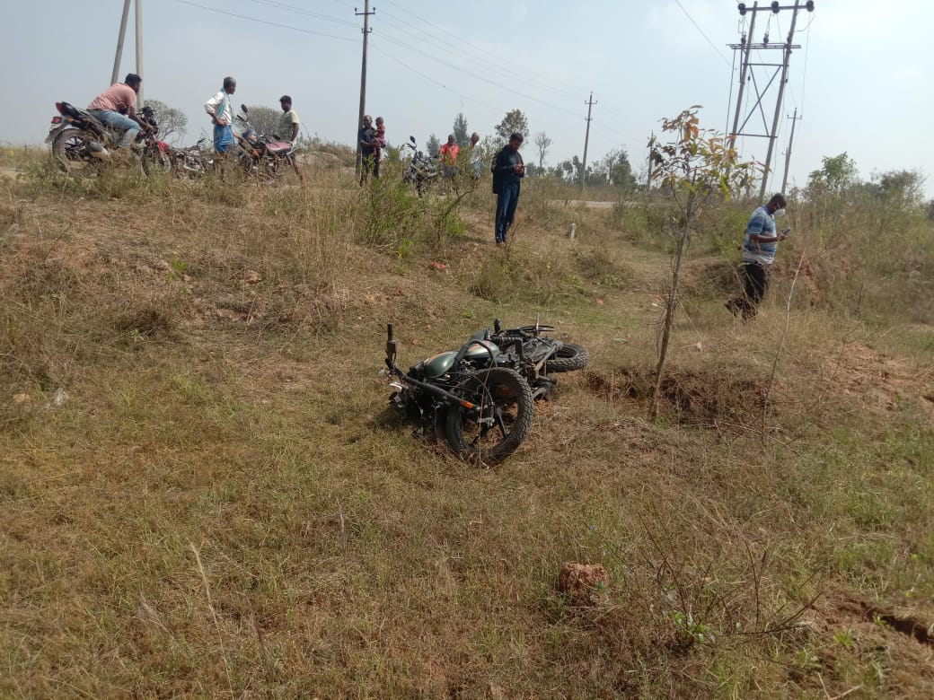 couple-killed-after-bike-skids-on-road-at-hassan