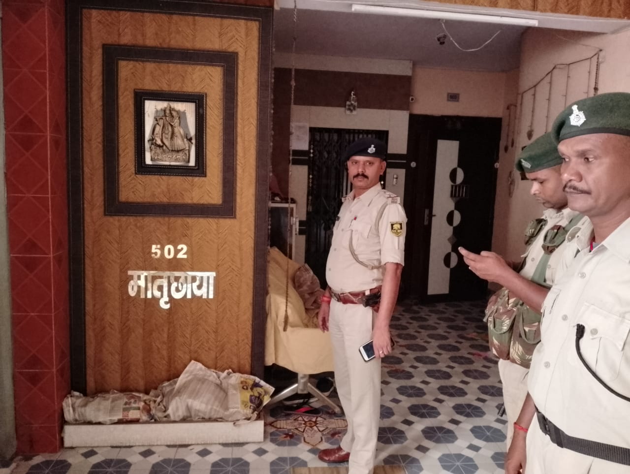 अक्षरा सिंह के घर पर पहुंची पुलिस.