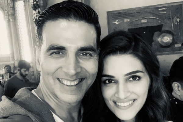 Akshay kumar and Krithi sanon selfie