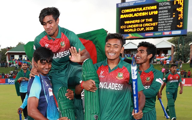 Akbar Ali is being hailed on the shoulders by his teammates.