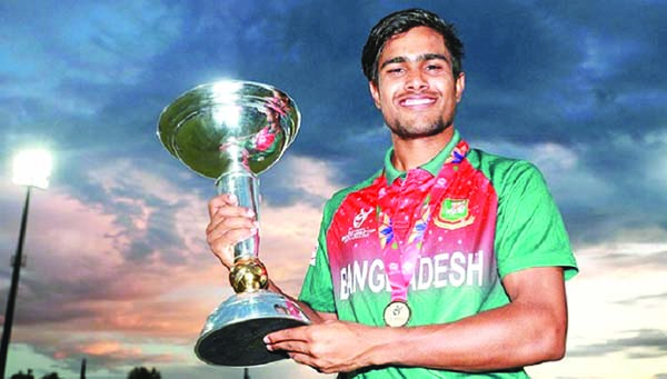 Akbar Ali with the ICC U-19 World Cup trophy