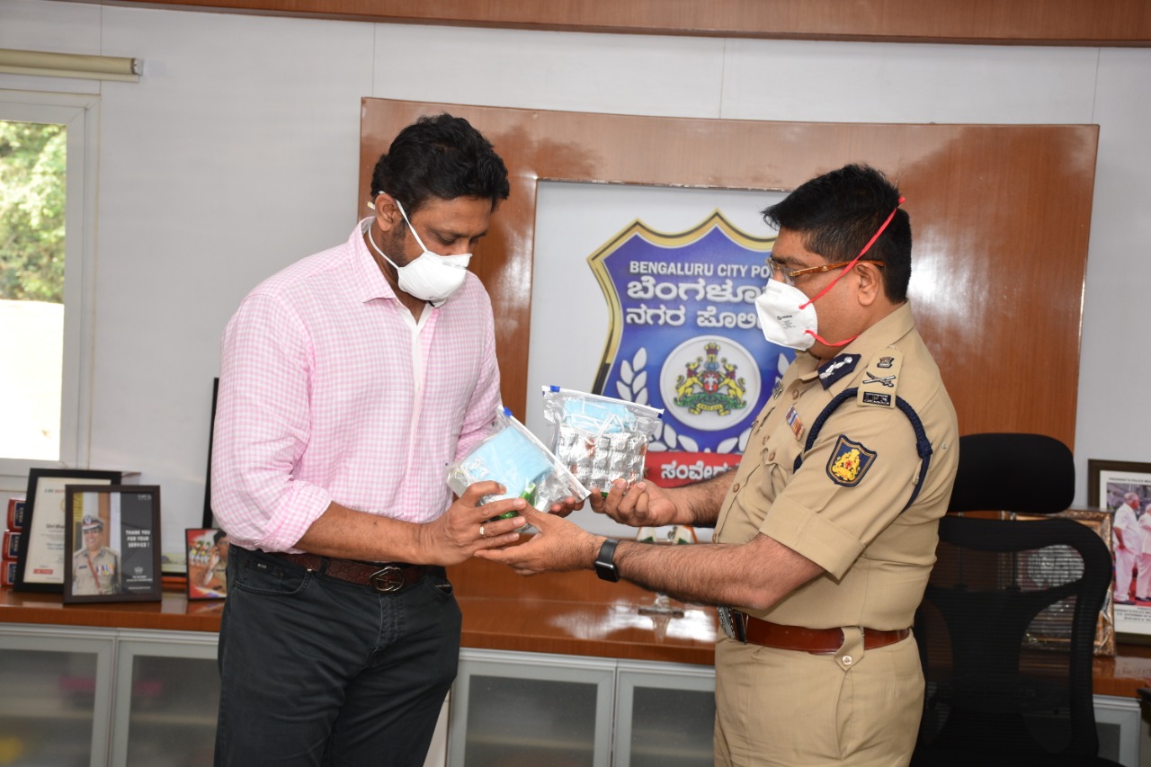 Anil Kumble provides safety kits to Bengaluru police