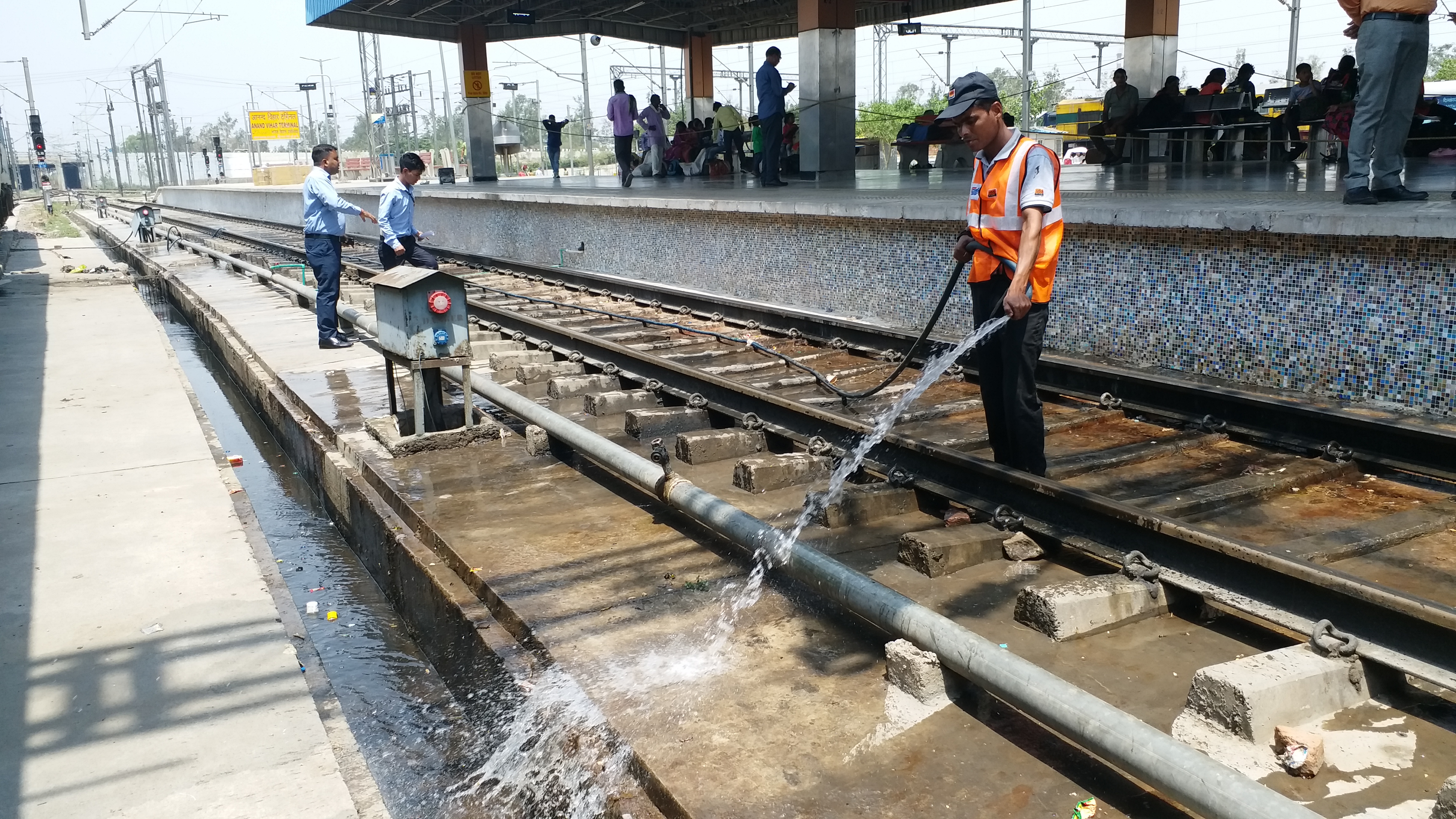 Special cleaning campaign started Anand Vihar Rail Terminal delhi etv bharat