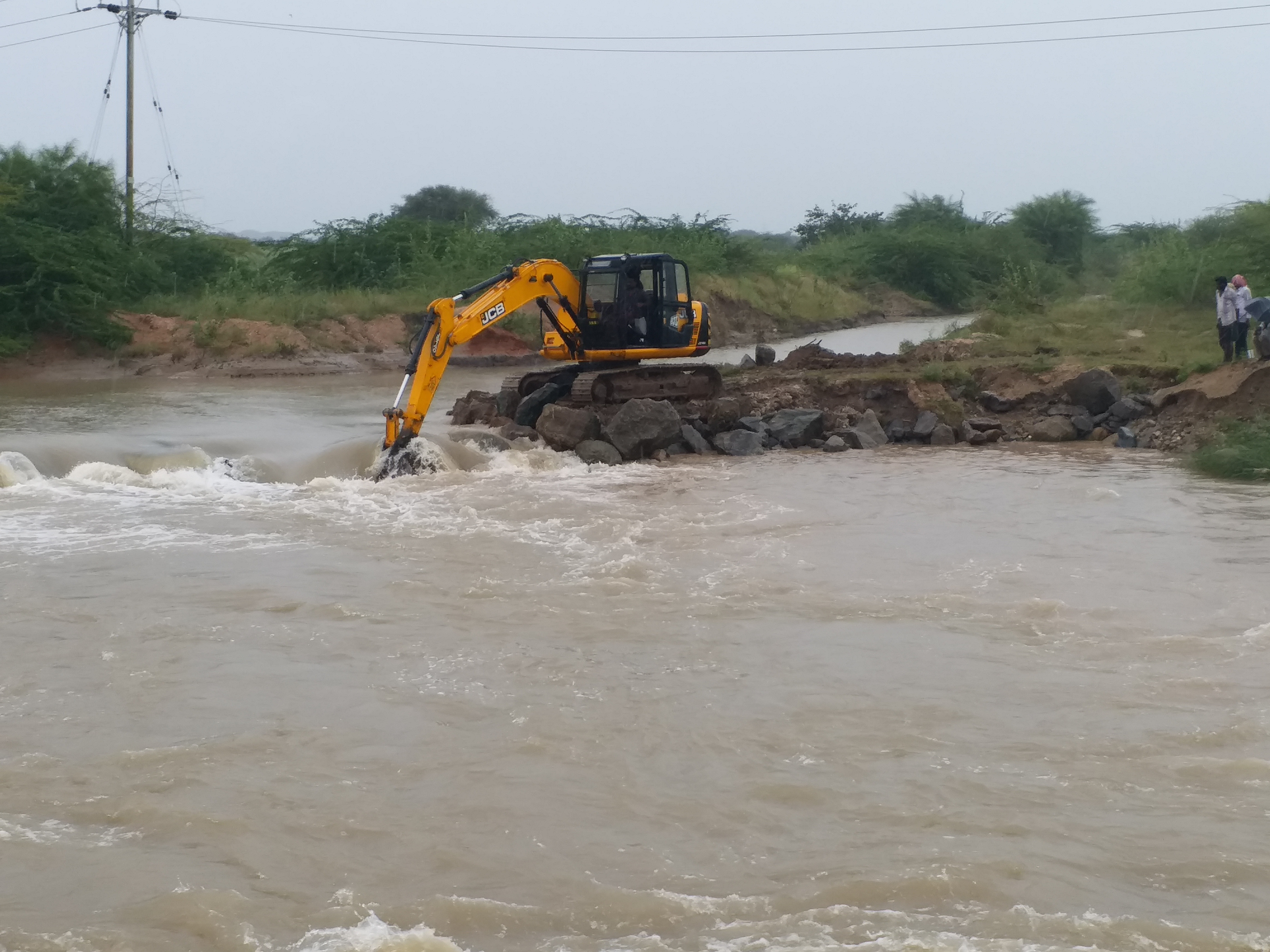 తెదేపా ఎమ్మెల్యే పయ్యావుల కేశవ్ చొరవతో కదిలిన అధికారులు