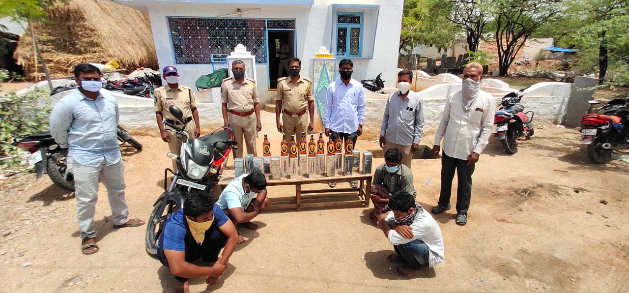 karnataka state liquor caught at konapuram by uravakonda police