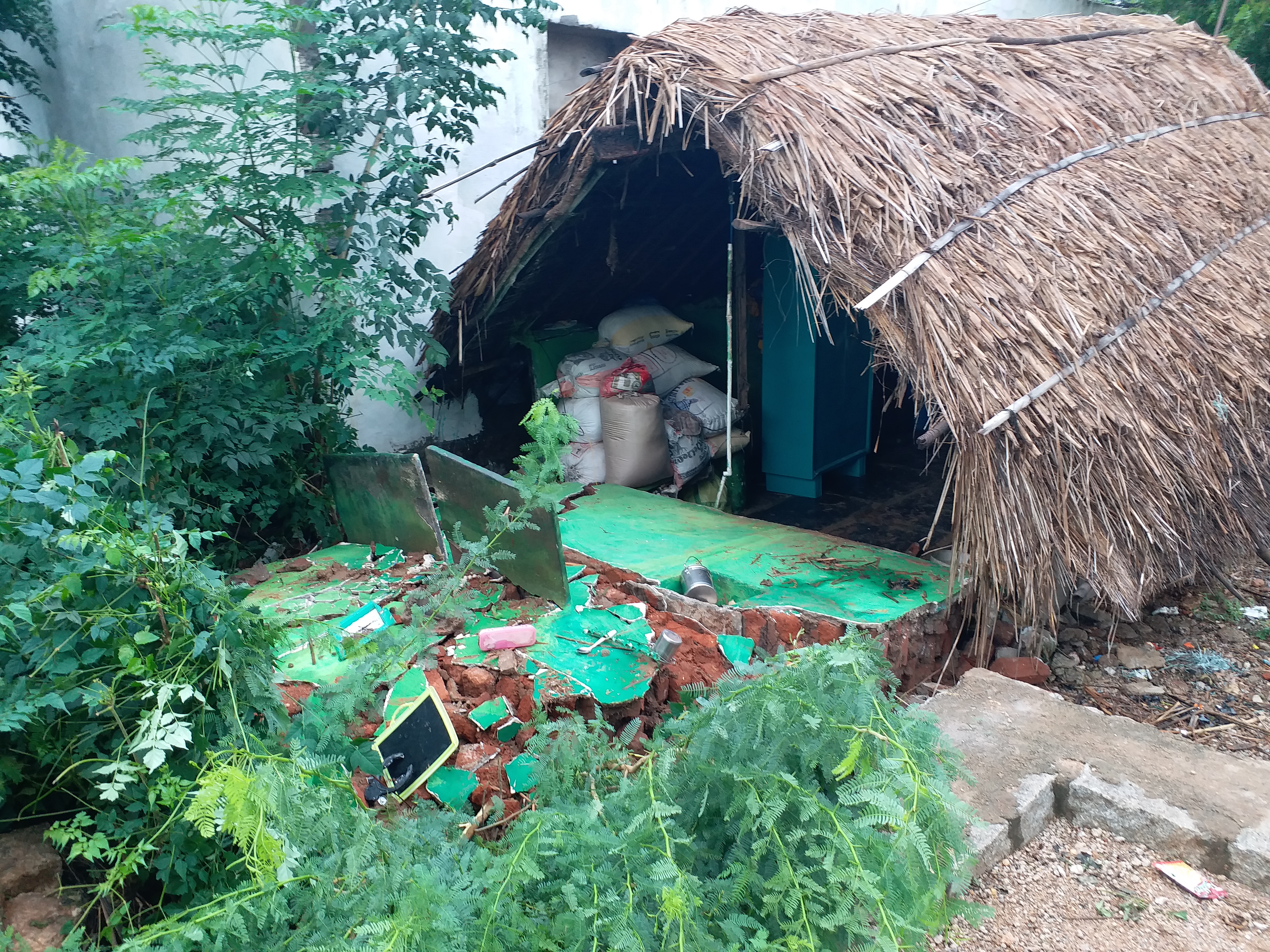 handloom damage  for heavy rains in Uravakonda